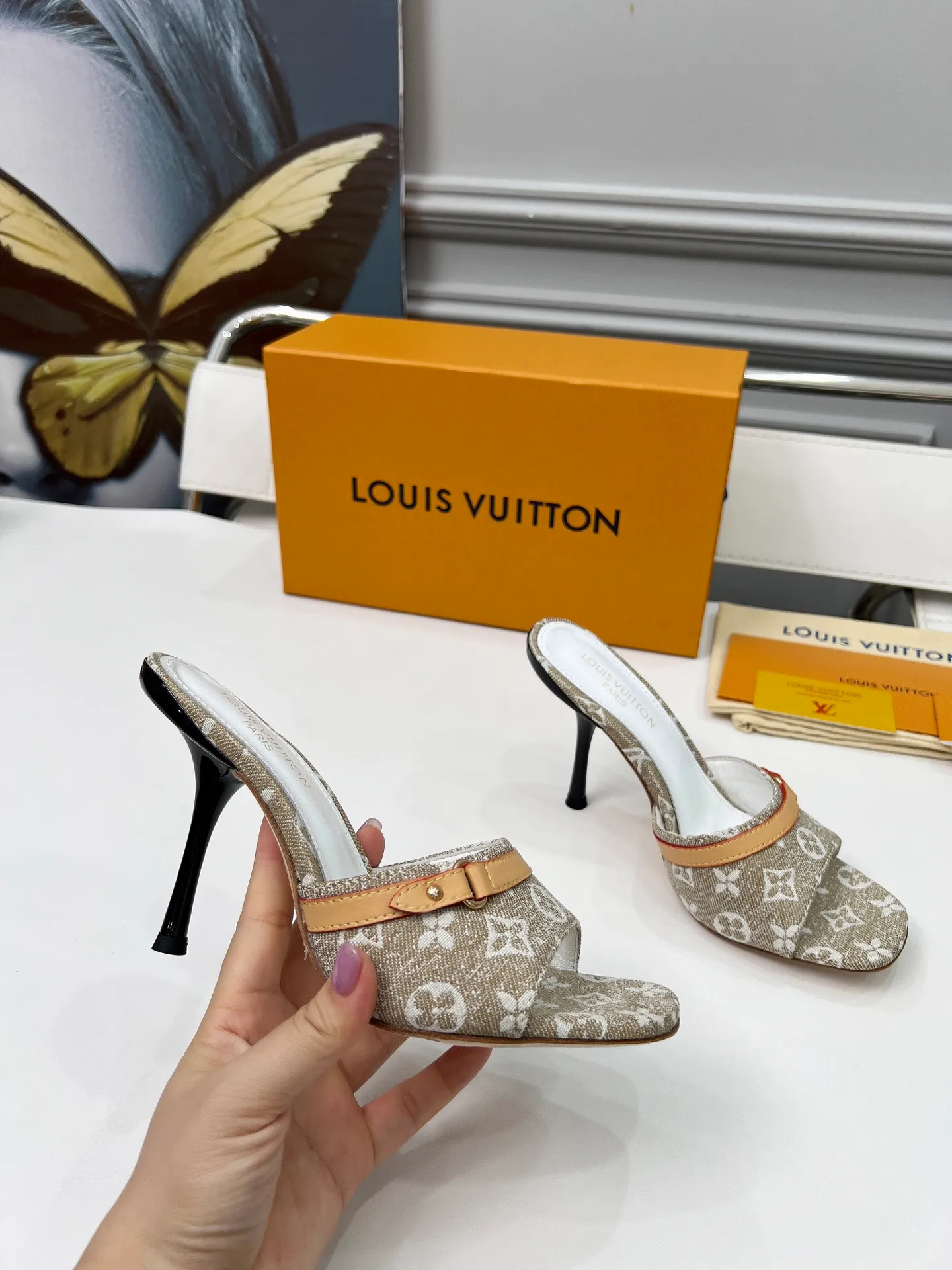 👟👟Ex-factory price 440👟👟 LV new denim kitten heel slippers 2025 summer must-have for goddesses, original replica, super comfortable on the feet. Show off the queen's temperament, the heel height is 9.5CM, which shows your temperament without being tiring. Leather outsole. Standard code: 35-42 (41 and 42 codes are customized, non-returnable and non-exchangeable)